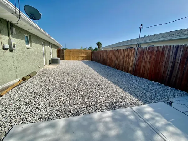 a view of a backyard