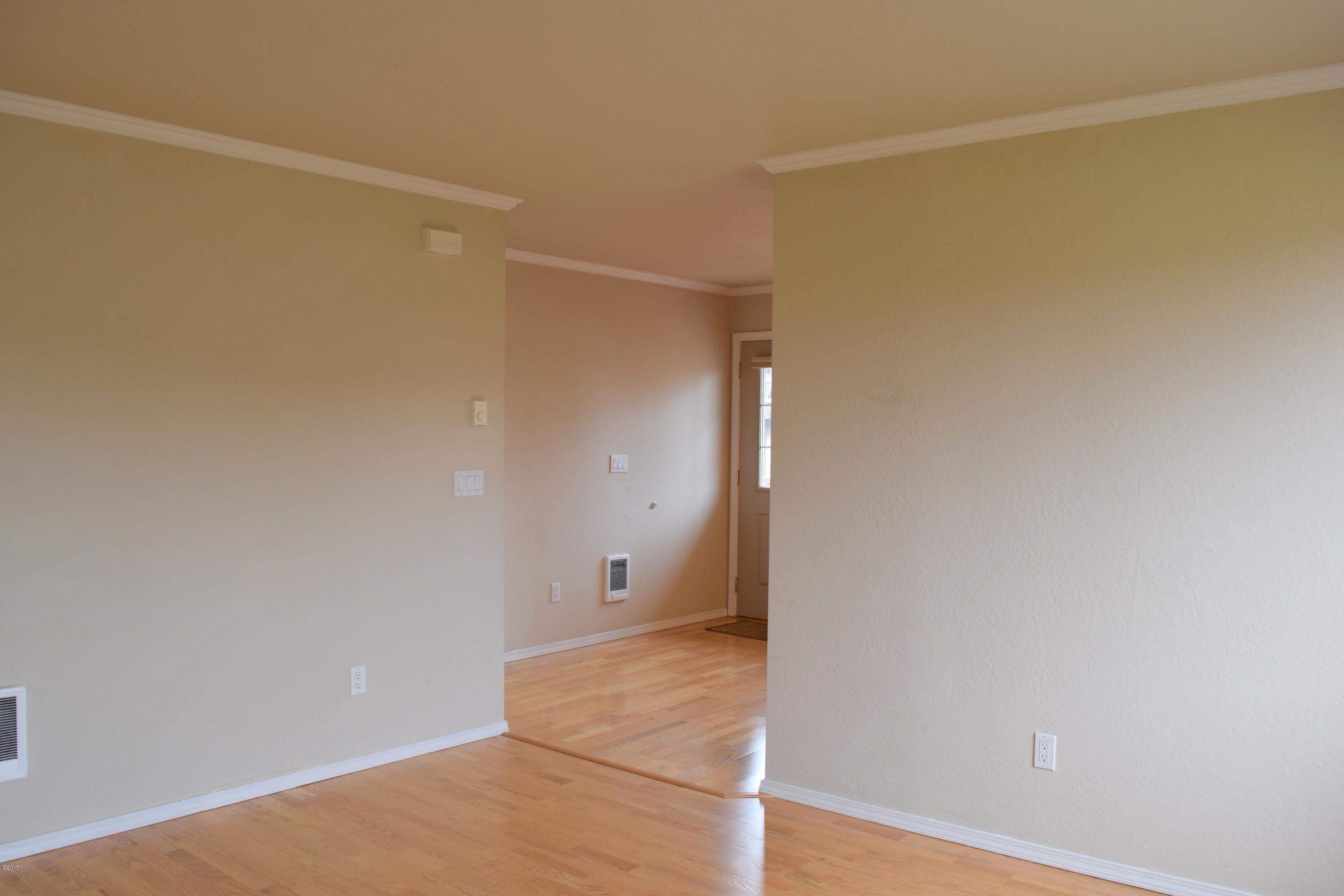 911 Southwest 12th Street Newport, OR 97365 - Photo 13 of 29 LIving Room