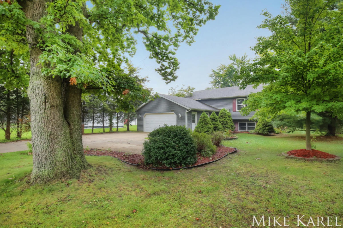 1384 Bauer Road Jenison, MI 49428 - Photo 2 of 20 jen2