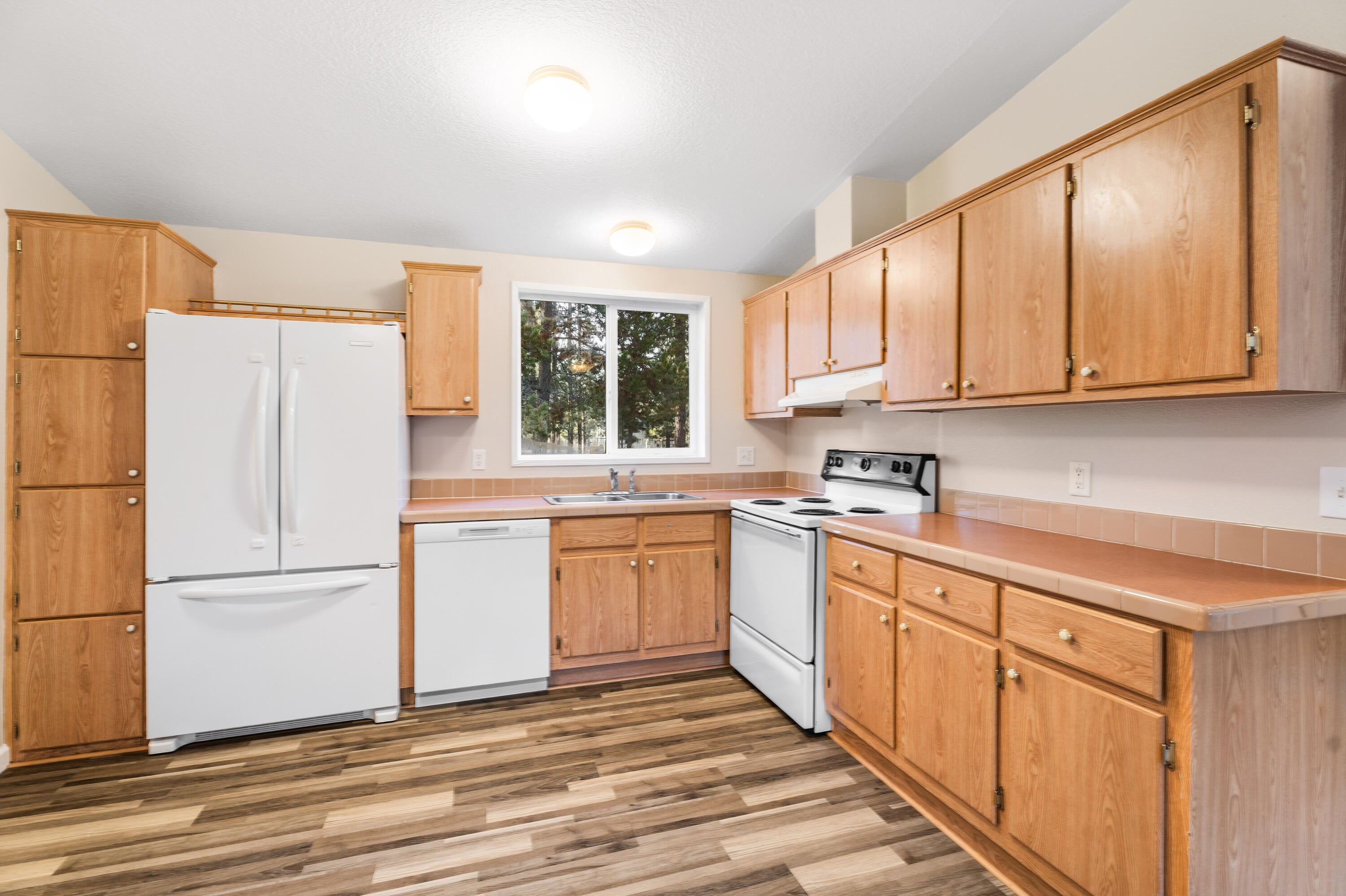 152224 Silver Spur Road La Pine, OR 97739 - Photo 8 of 55 14-Kitchen