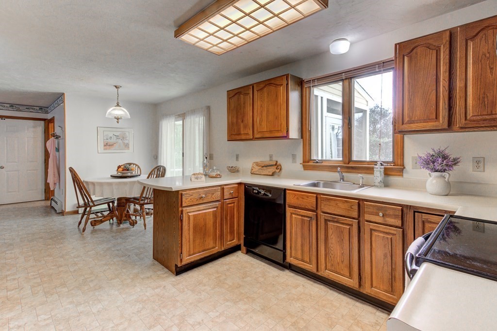 48 Mechanic Street Upton, MA 01568 - Photo 5 of 42 Gallery Image 5