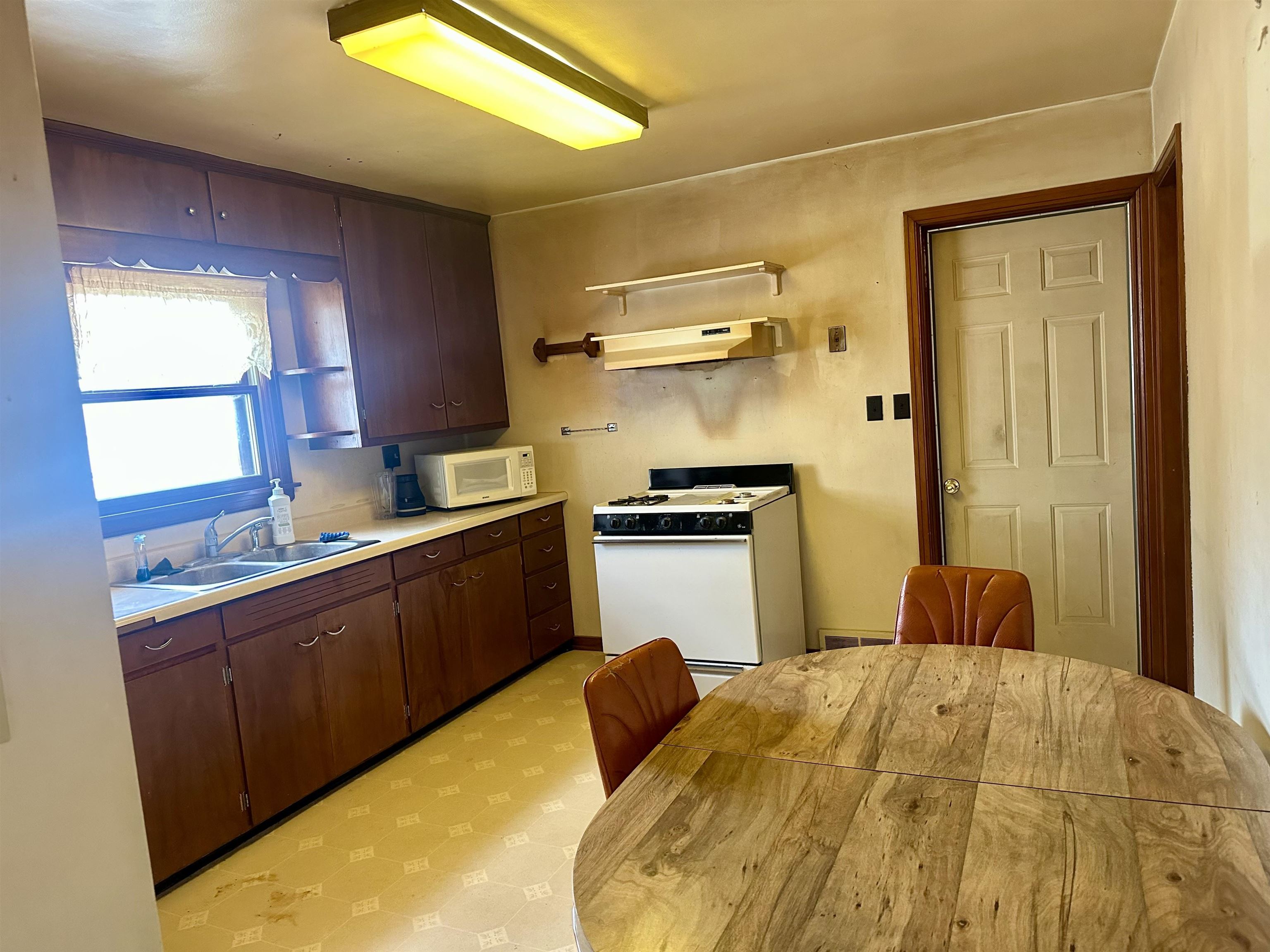 921 Wilson Street Princeton, WI 54968 - Photo 5 of 26