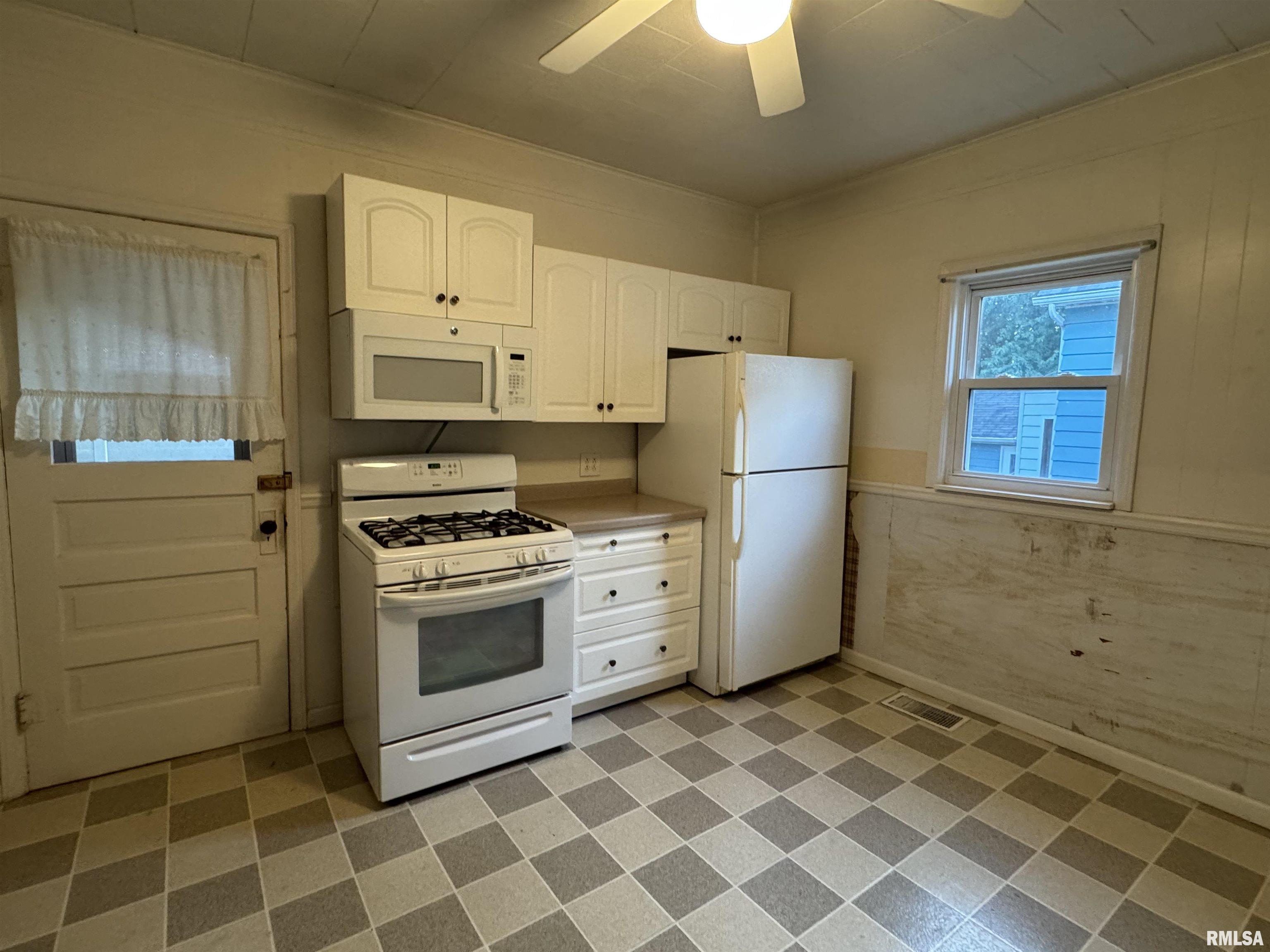 226 Cass Place Canton, IL 61520 - Photo 11 of 41