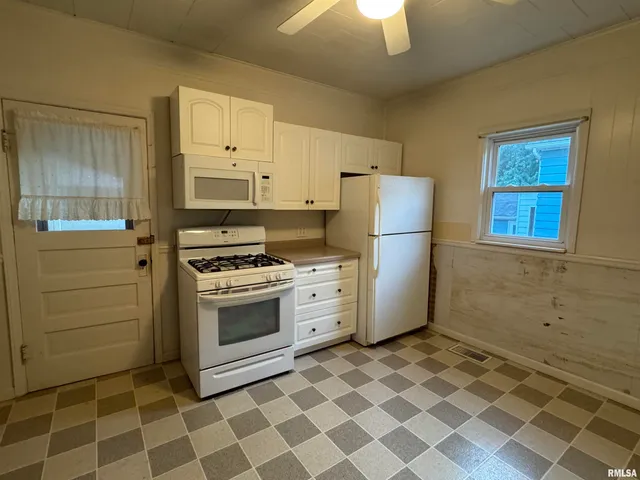 $130,000 | 226 Cass Place, Canton, IL 61520