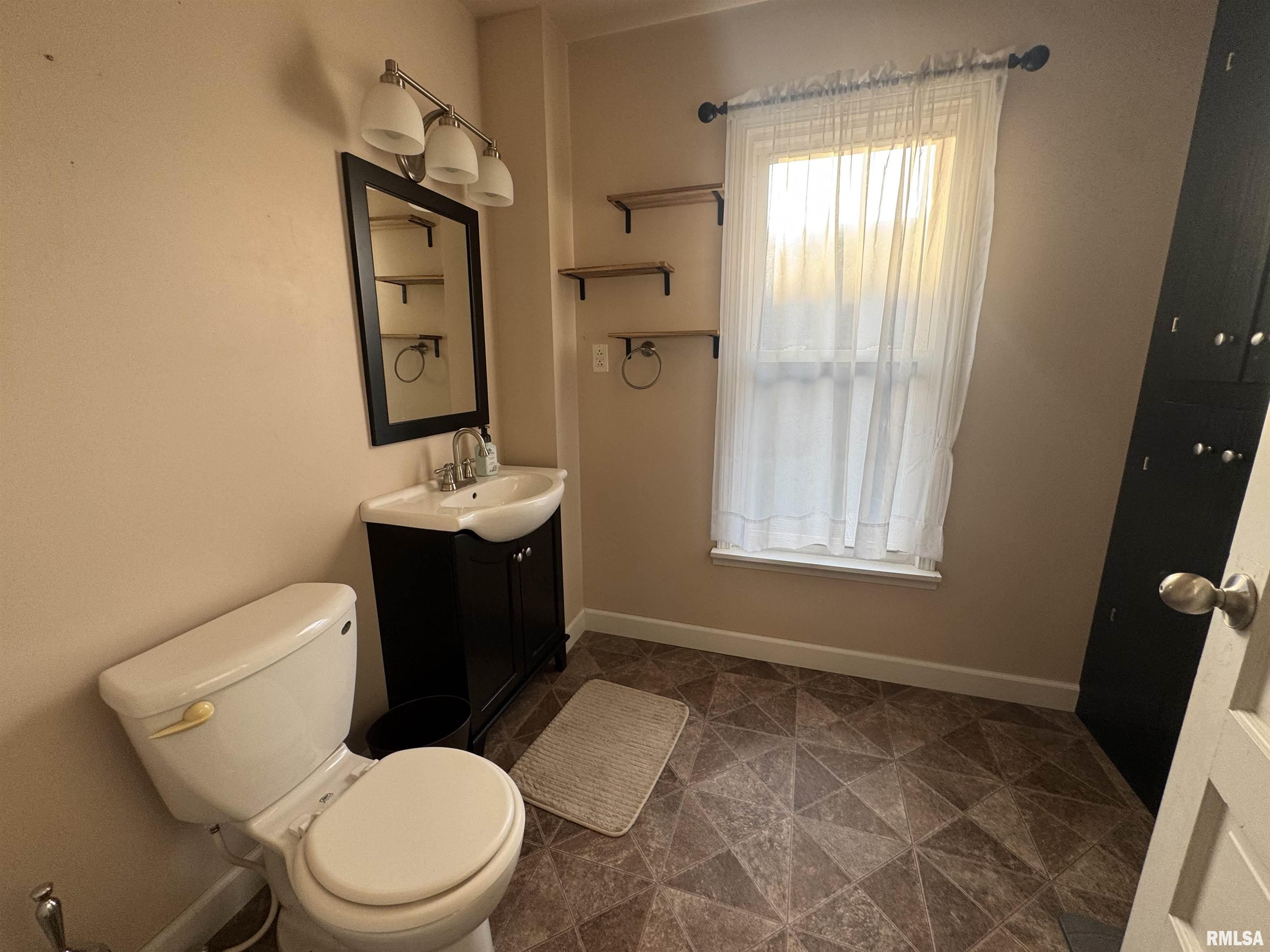 226 Cass Place Canton, IL 61520 - Photo 25 of 41