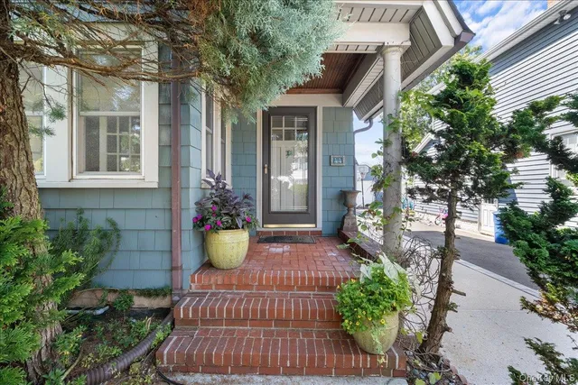 $699,999 | 44 Madison Street, Lynbrook, NY 11563