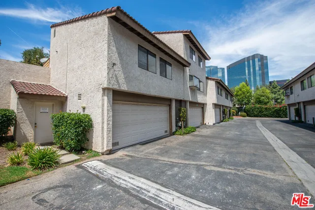 $599,000 | 5800 Owensmouth Avenue, Unit 25, Woodland Hills, CA 91367