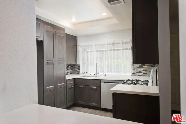 $599,000 | 5800 Owensmouth Avenue, Unit 25, Woodland Hills, CA 91367