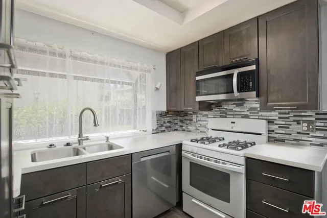 $599,000 | 5800 Owensmouth Avenue, Unit 25, Woodland Hills, CA 91367