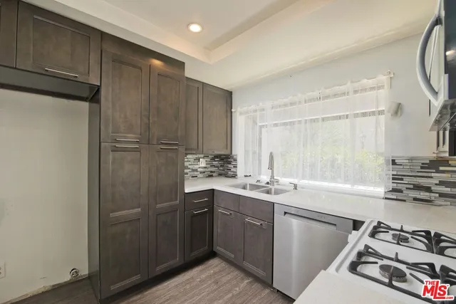 $599,000 | 5800 Owensmouth Avenue, Unit 25, Woodland Hills, CA 91367