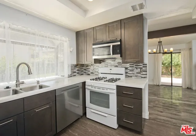 $599,000 | 5800 Owensmouth Avenue, Unit 25, Woodland Hills, CA 91367