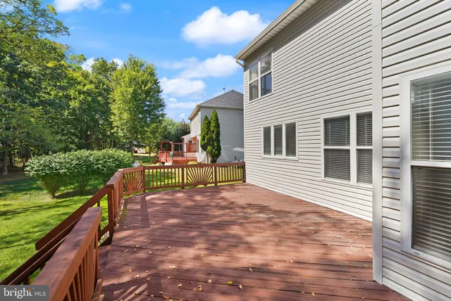 a view of an house with backyard and deck