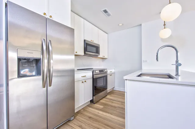 $324,900 | 9396 Landings Lane, Unit 202, Des Plaines, IL 60016