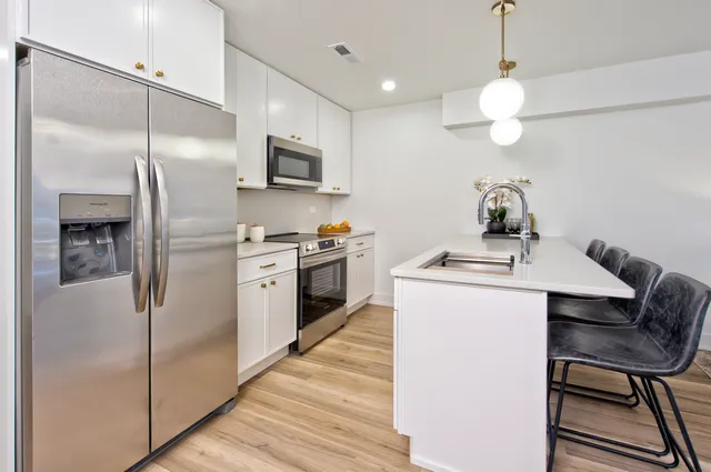 $324,900 | 9396 Landings Lane, Unit 202, Des Plaines, IL 60016