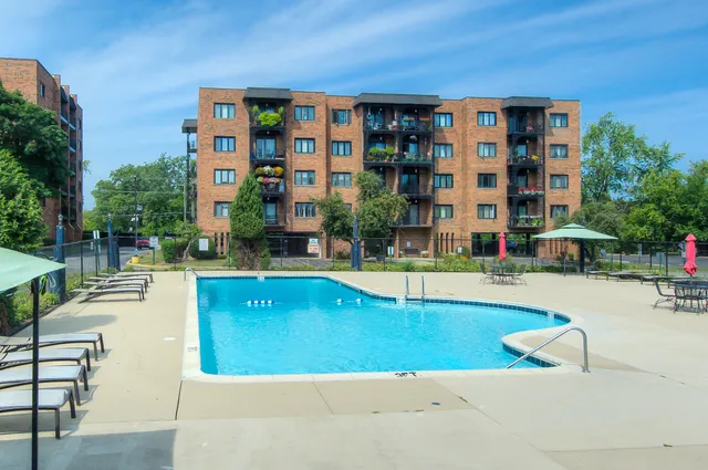 $324,900 | 9396 Landings Lane, Unit 202, Des Plaines, IL 60016