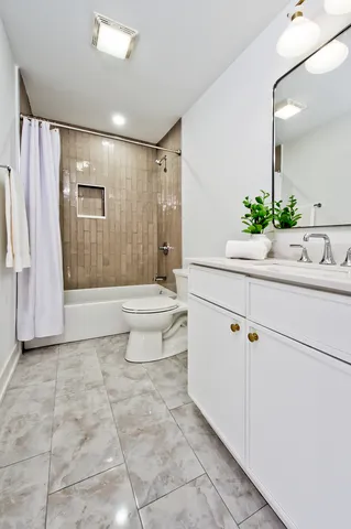 $324,900 | 9396 Landings Lane, Unit 202, Des Plaines, IL 60016