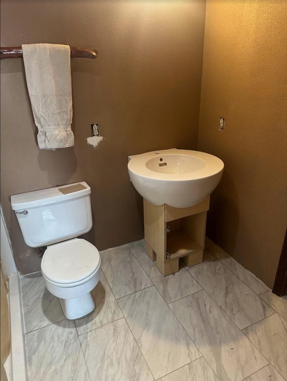 1268-17 17 1/2 Road Fruita, CO 81521 - Photo 21 of 40 a bathroom with a toilet sink and mirror