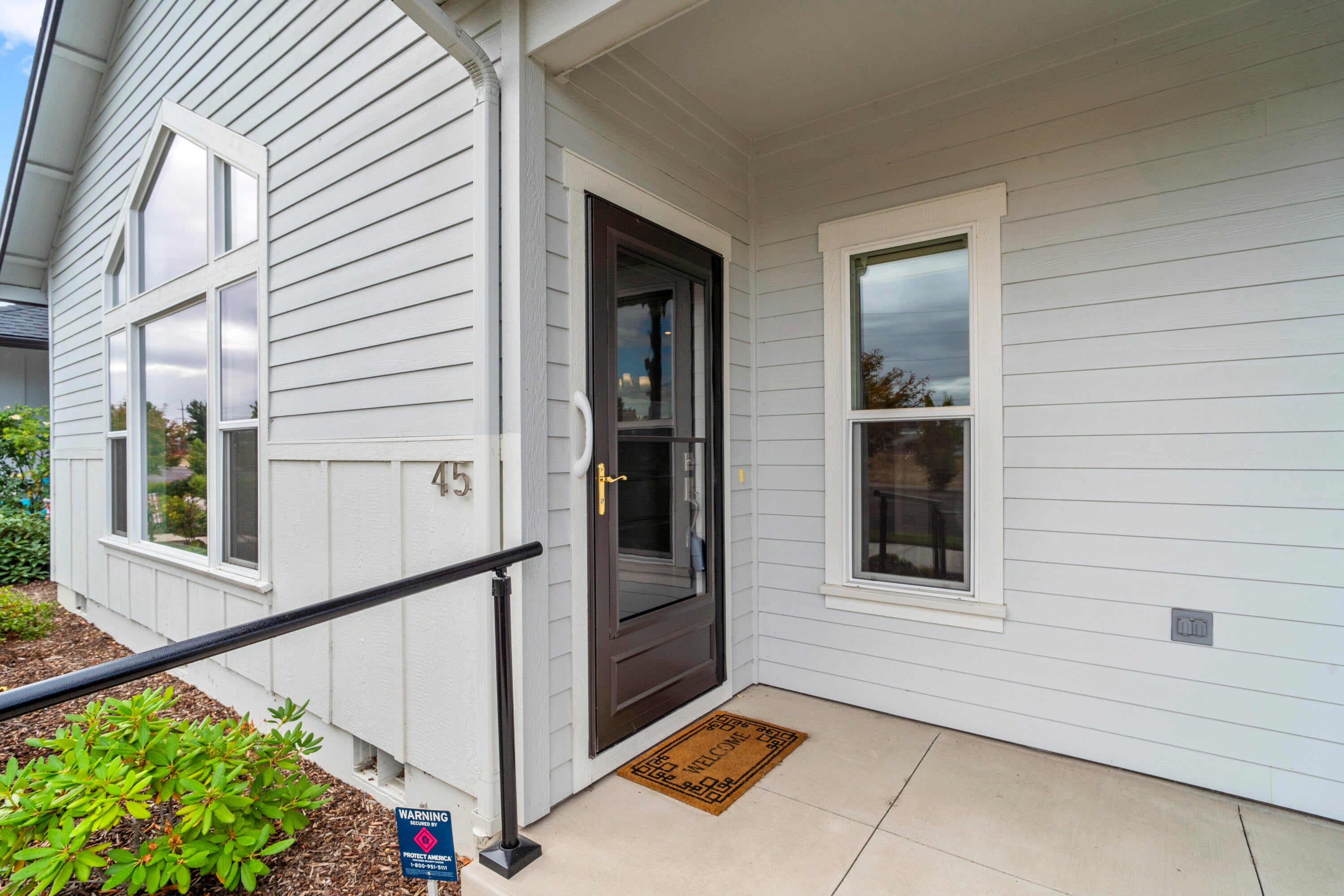 451 South Haskell Street Central Point, OR 97502 - Photo 27 of 30 Doorway