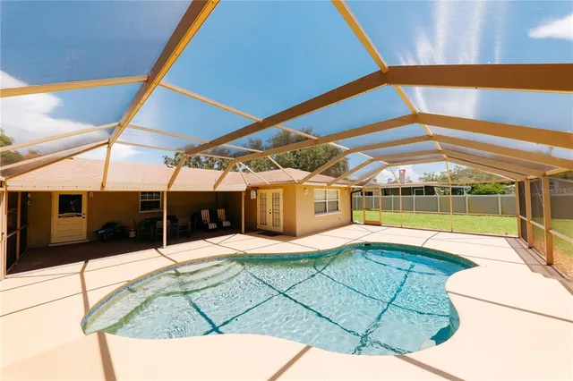 a view of a backyard