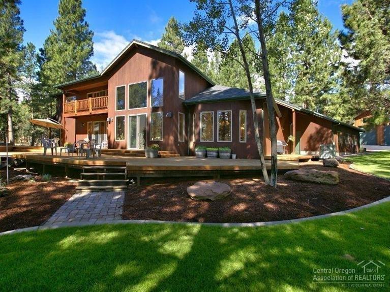 16172 Foothill Loop Sisters, OR 97759 - Photo 5 of 22 Log accents throughout this home with 9