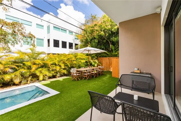 a view of sitting area with furniture
