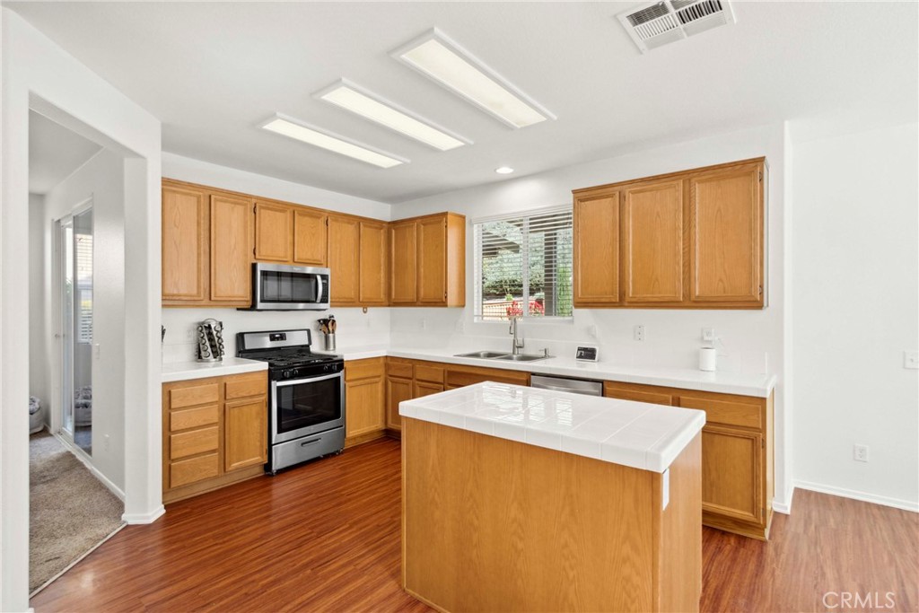 33184 Puffin Street Temecula, CA 92592 - Photo 12 of 54 Kitchen