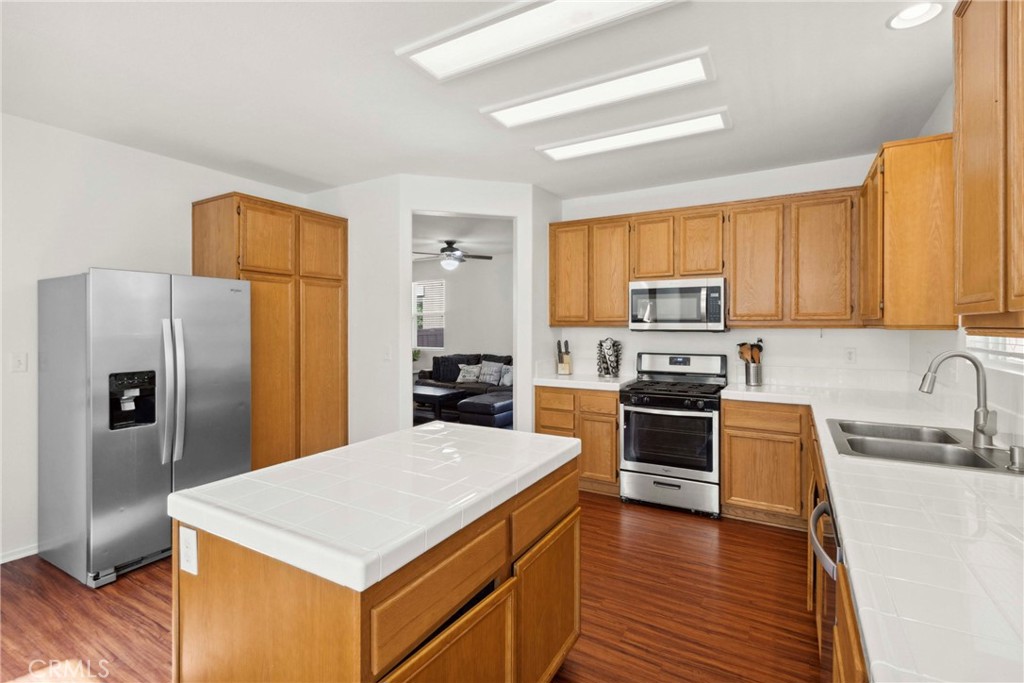 33184 Puffin Street Temecula, CA 92592 - Photo 13 of 54 Kitchen