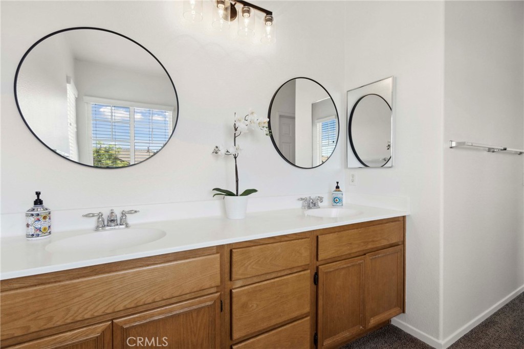 33184 Puffin Street Temecula, CA 92592 - Photo 27 of 54 Primary Suite