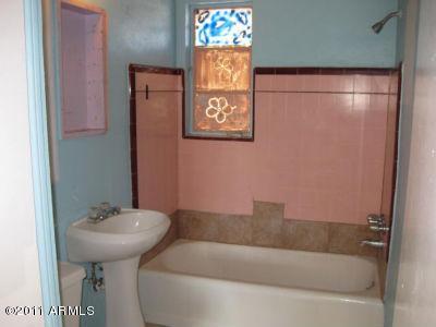 4613 East Almeria Road Phoenix, AZ 85008 - Photo 8 of 21 Bathroom