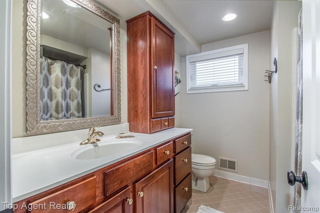 724 Lion Street Rochester Hills, MI 48307 - Photo 23 of 50