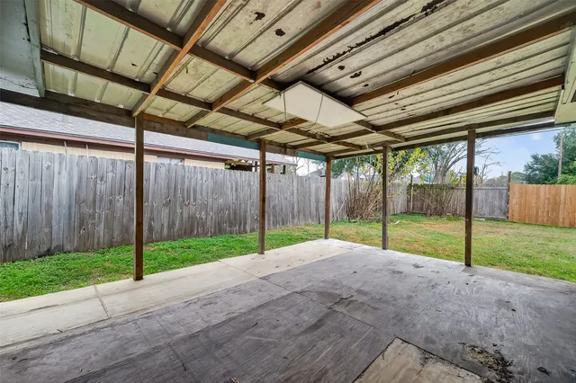 a view of tub and porch