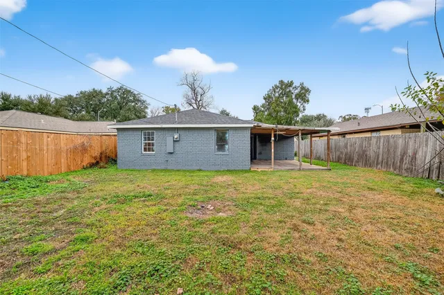 a view of a house with a backyard
