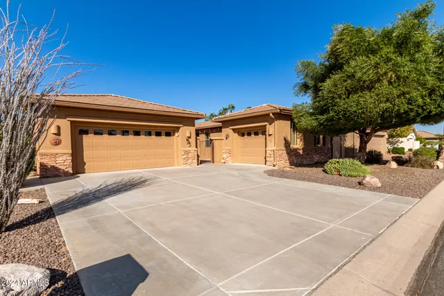 a view of entryway with a house