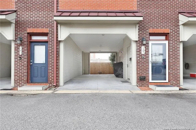 a view of entryway with a house