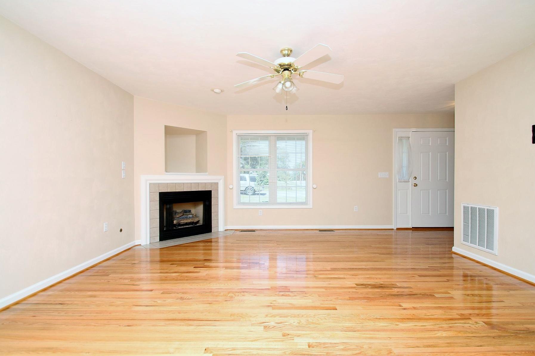 2549 Weaver Road Southwest Roanoke, VA 24015 - Photo 4 of 40 img_2790