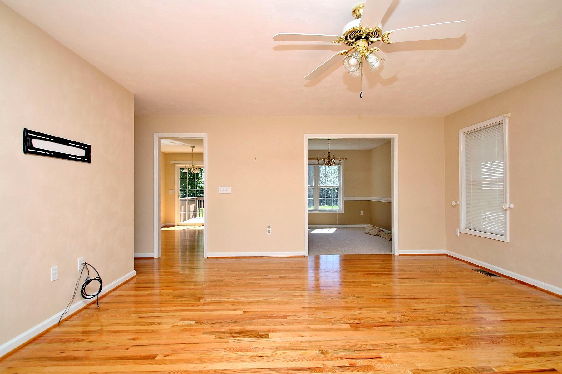 2549 Weaver Road Southwest Roanoke, VA 24015 - Photo 7 of 40 img_2796