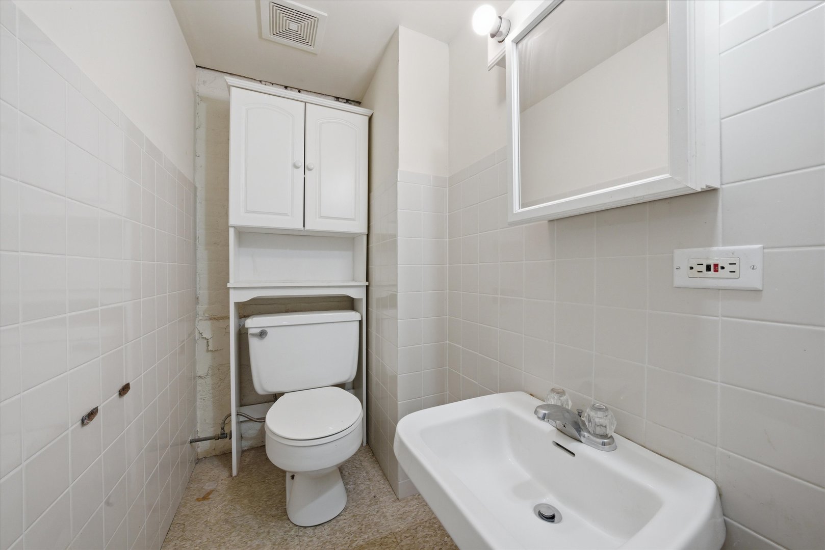 3100 Clinton Avenue Berwyn, IL 60402 - Photo 20 of 25 a bathroom with a toilet a sink and mirror