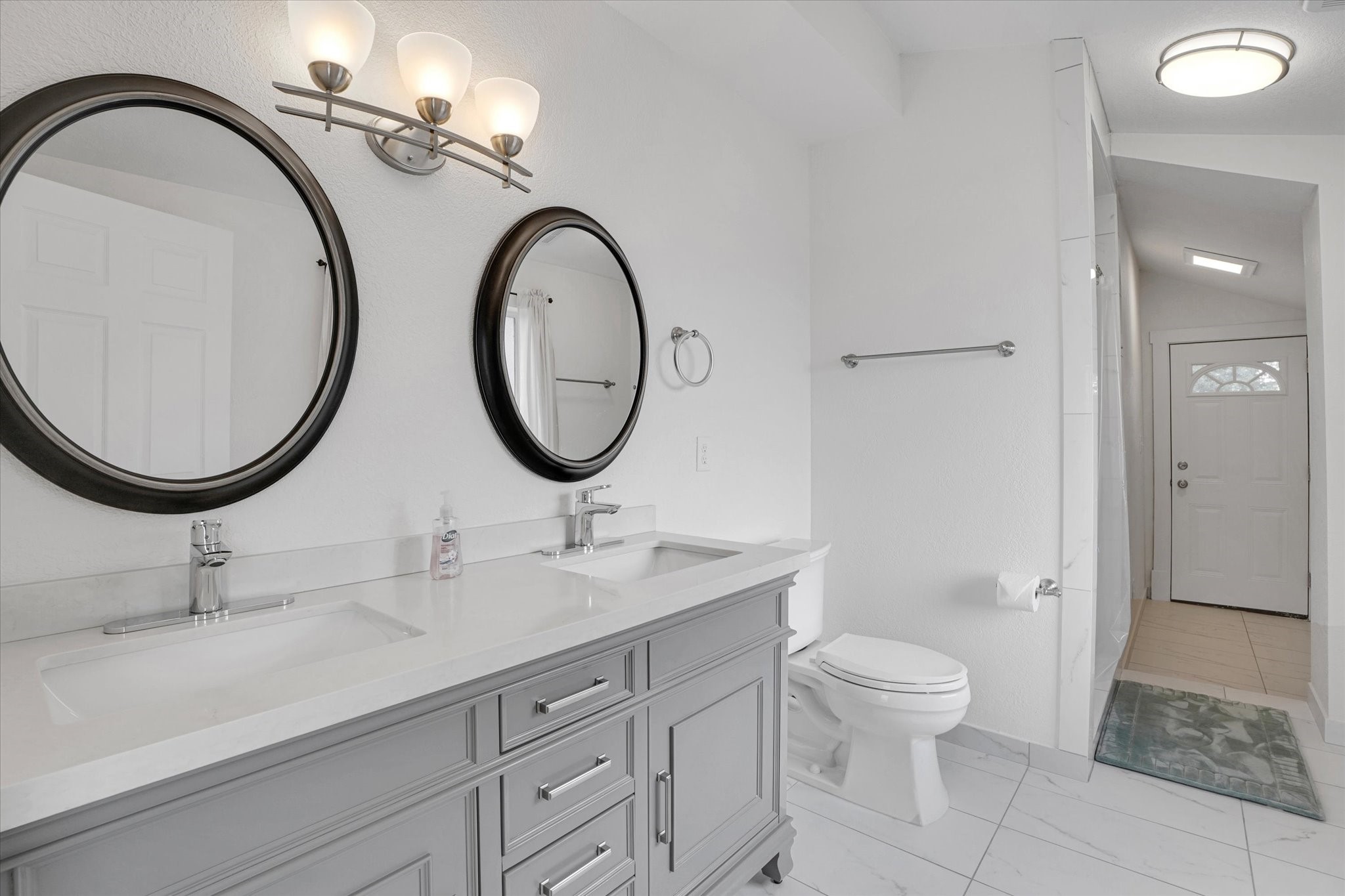 1916 Hardy Street Houston, TX 77026 - Photo 35 of 42 En-suite full bath in bedroom #4. Note exit door leading to rear stairs.