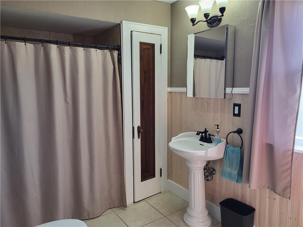 211 Oak Street Butler, PA 16001 - Photo 25 of 37 Upper level Main Bath