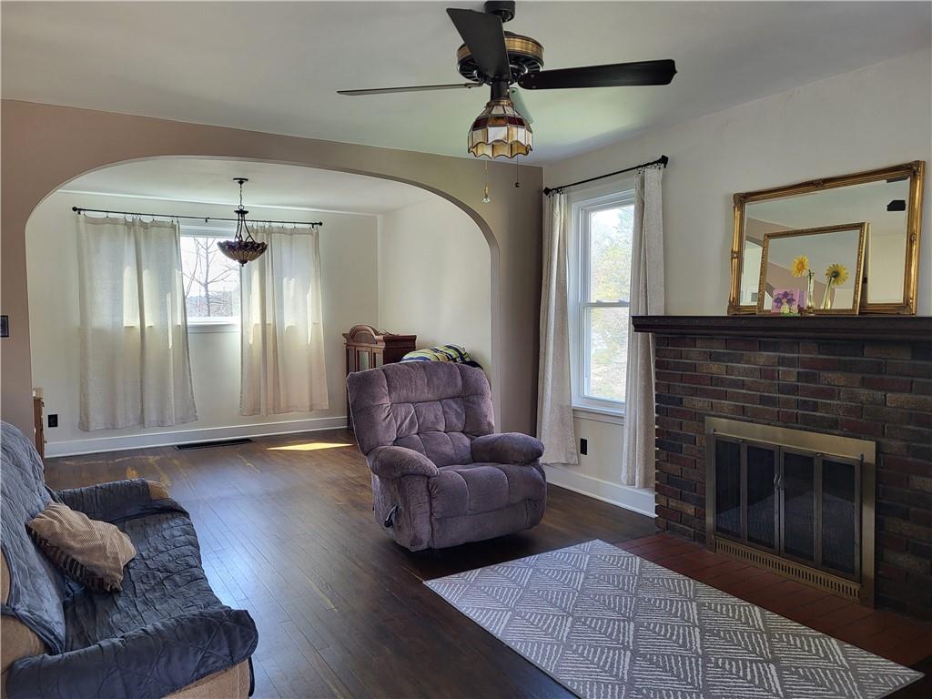 211 Oak Street Butler, PA 16001 - Photo 4 of 37 Living Room...