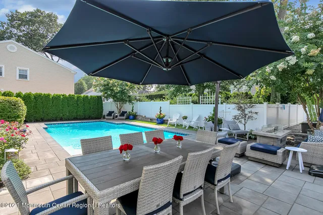 a view of a yard in front of house