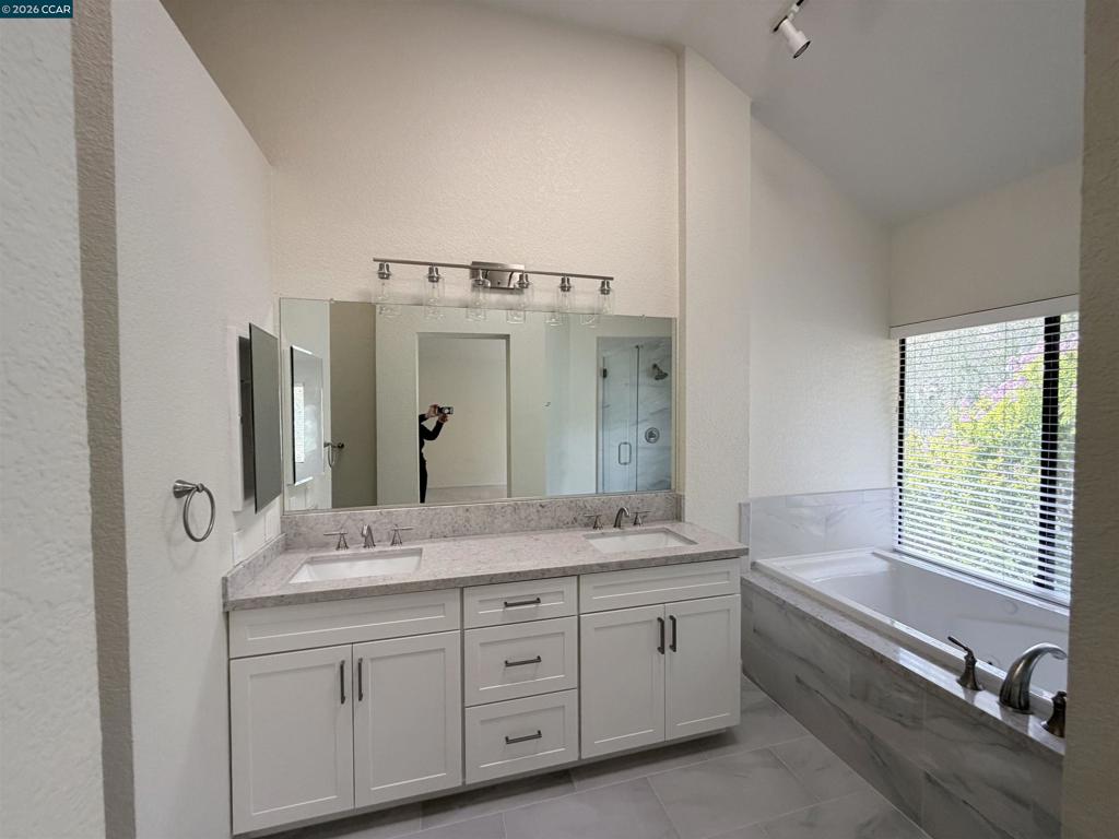 801 Lakemont Place San Ramon, CA 94582 - Photo 9 of 20 Remodeled Bathroom with Jetted Tub