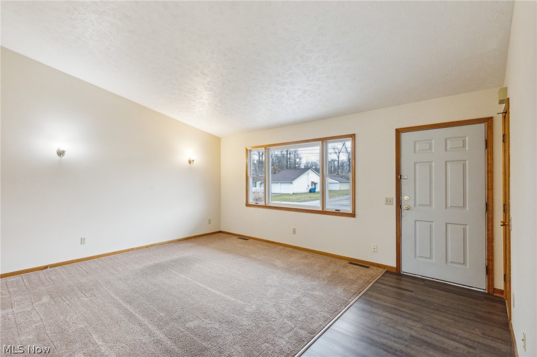 4248 Laurel Road Lorain, OH 44055 - Photo 4 of 23