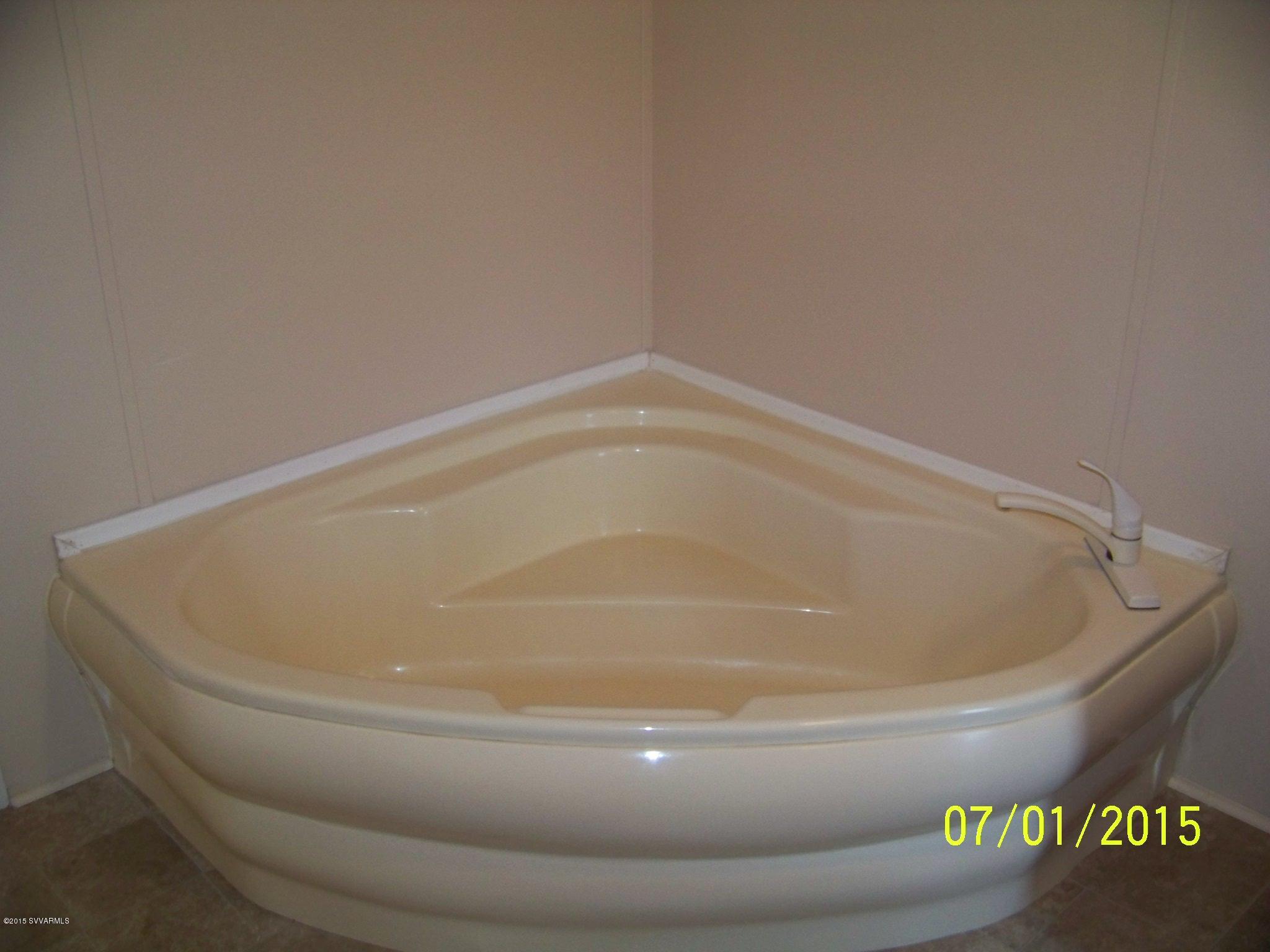 4885 North Gone Fishin Road Rimrock, AZ 86335 - Photo 9 of 17 a bathroom with a bathtub