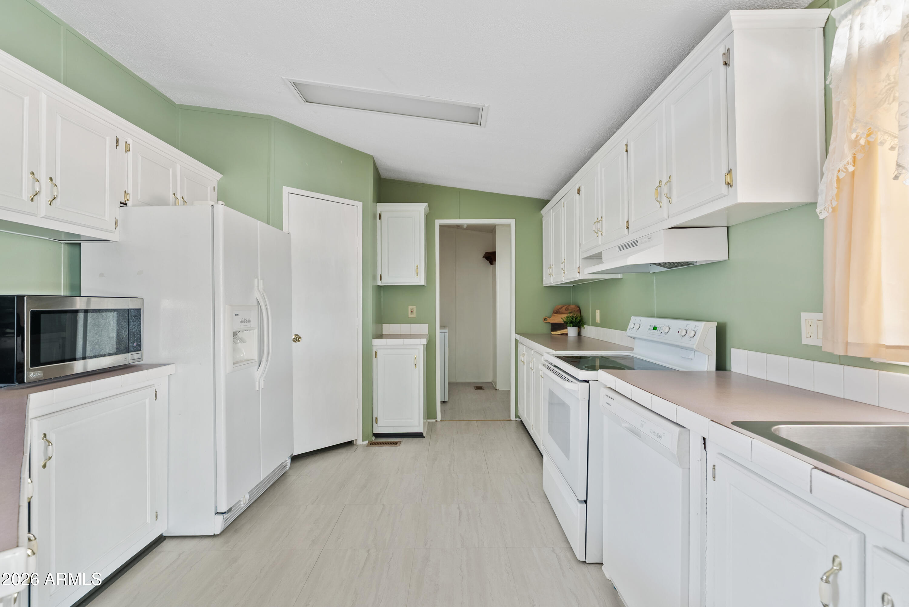 3700 South Tomahawk Road, Unit 31 Apache Junction, AZ 85119 - Photo 3 of 30 Kitchen