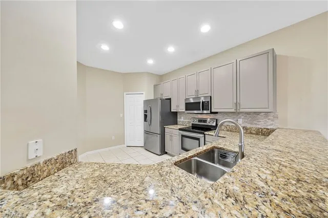 $469,900 | 15662 Summit Pl Circle, Unit 385, Naples, FL 34119