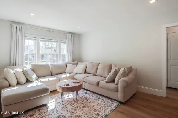 $2,670 | 187 Bilmarsan Drive, Biloxi, MS 39531