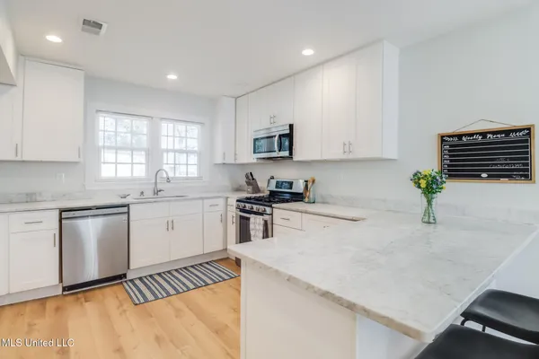 $2,670 | 187 Bilmarsan Drive, Biloxi, MS 39531