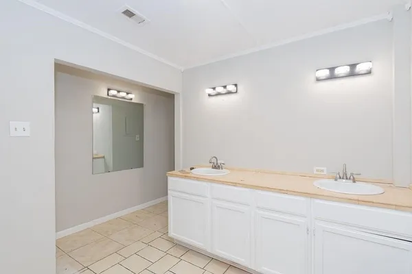 $1,600 | 2523 South Broadway Street, La Porte, TX 77571