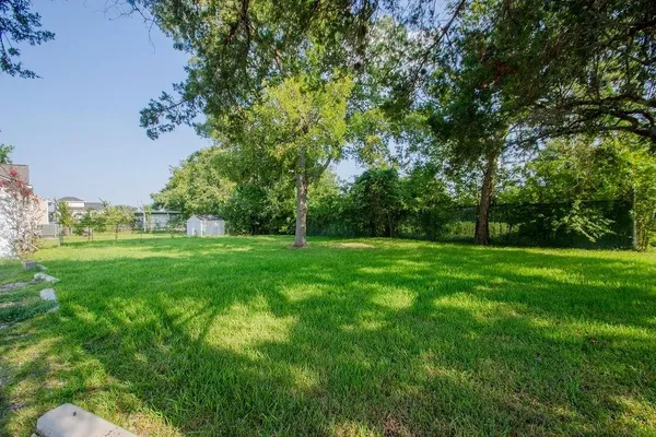 $1,600 | 2523 South Broadway Street, La Porte, TX 77571